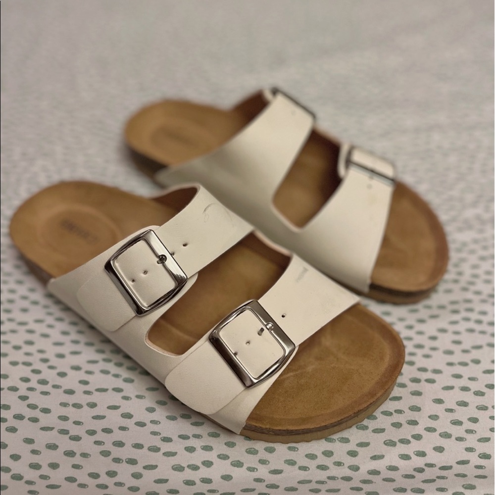 Strap sandals